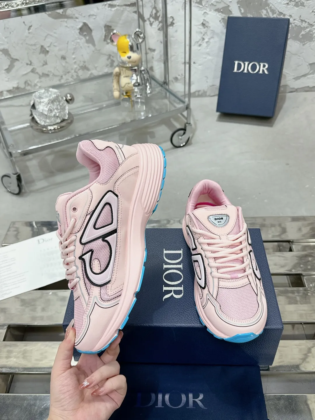 Men's men's shoes 💰600❤️❤️❤️High version Dior Dior's latest color matching B30 series reflective dad sneakers original 17380💰 purchased for development and production Brand new B30 sneakers Dad Shoes style shoes that follow the trend of the retro market The Dior logo on the tongue also indicates that this pair of shoes is the B30 model! B30 uses fine-textured leather and mesh cloth materials to form a shoe body. There are conspicuous letters CD on both sides of the shoe body to indicate identity. Many lines on the shoe body outline details to make the shoes look less monotonous and full of retro flavor. The delivery counter is exquisitely packaged🛍📦 ▪️Fabric: Original customized technical fabric + mesh ▪️Inner lining: Customized breathable lining ▪️Outsole: Original molded IP foam + TPU outsole ▪️Sole thickness: 3.5CM ▪️Size: Women’s size 35-40 / Men’s size 39-46